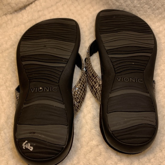 Vionic Dawn womens flip flop sz 8 snake print slate black studded thong sandal - Picture 4 of 6